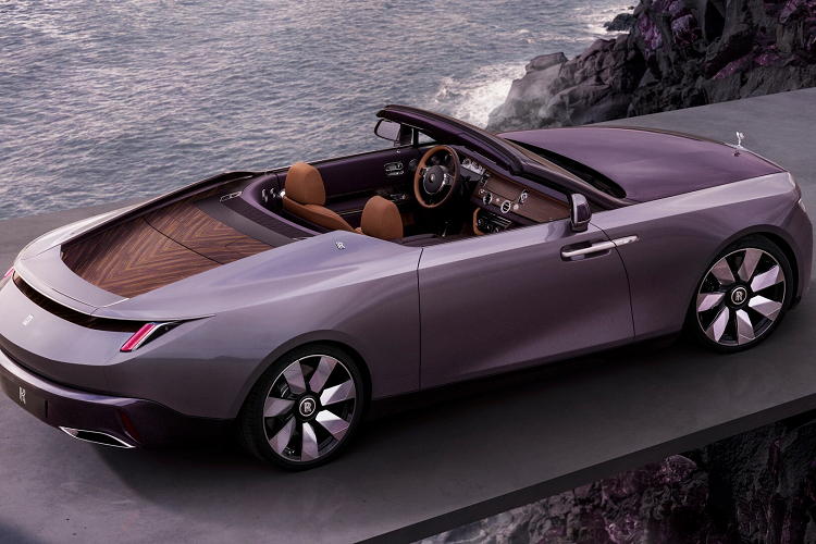 Đúng như cái tên Amethyst (có nghĩa là "thạch anh tím" trong tiếng Anh), chiếc Rolls-Royce Droptail siêu sang này sở hữu màu sơn ngoại thất kết hợp giữa 2 tông màu tím. Trong đó, tím nhạt lấy cảm hứng từ loài hoa cúc bách nhật (Globe Amaranth) là màu sơn chủ đạo của xe.