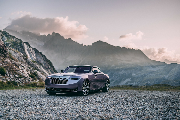 Tại sự kiện Monterey Car Week 2023 diễn ra tại bang California, Mỹ, vừa qua, Rolls-Royce đã vén màn mẫu xe siêu sang giới hạn số lượng mới mang tên Droptail. Theo hãng xe sang Anh quốc, chỉ có đúng 4 chiếc Rolls-Royce Droptail 2024 đặc biệt được sản xuất theo yêu cầu của khách hàng, chiếc đầu tiên mang tên La Rose Noire. 