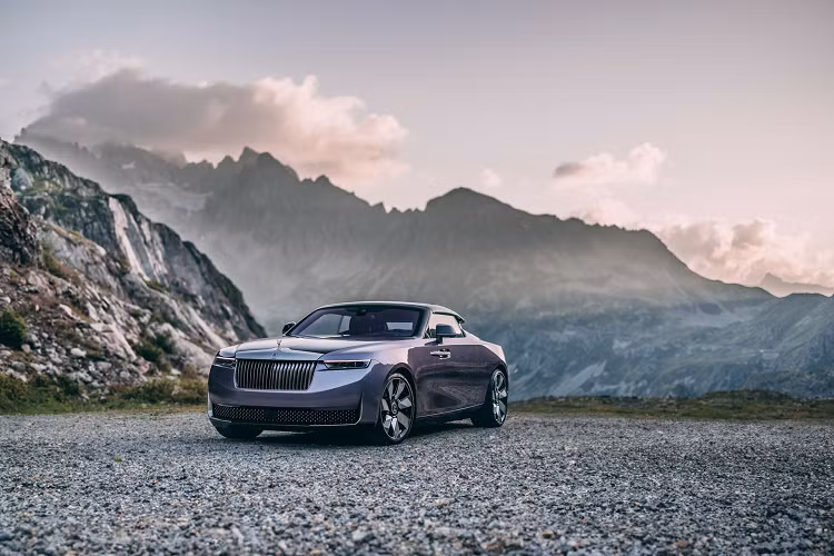 Tại sự kiện Monterey Car Week 2023 diễn ra tại bang California, Mỹ, vừa qua, Rolls-Royce đã vén màn mẫu xe siêu sang giới hạn số lượng mới mang tên Droptail. Theo hãng xe sang Anh quốc, chỉ có đúng 4 chiếc Rolls-Royce Droptail 2024 đặc biệt được sản xuất theo yêu cầu của khách hàng, chiếc đầu tiên mang tên La Rose Noire. 