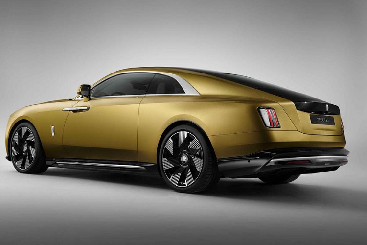 Tuy nhiên, lãnh đạo Rolls-Royce cho biết những mẫu xe truyền thống như Cullinan, Ghost và Phantom vẫn sẽ được bán trong vài năm tới.Được mệnh danh là du thuyền trên cạn, chiếc Spectre EV 2024 không chỉ là mẫu xe thuần điện đầu tiên của Rolls-Royce mà còn nâng tầm đẳng cấp cho người sở hữu nhờ vào loạt tiện nghi tinh tế, đắt đỏ.