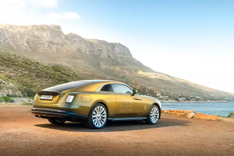 Rolls-Royce Spectre EV 2024 mới có tỷ lệ và kiểu dáng điển hình của hãng, nhưng được cung cấp hệ thống truyền động hoàn toàn bằng điện. Đây sẽ là mẫu xe tiên phong giúp thương hiệu Anh khởi đầu kế hoạch điện khí hóa hoàn toàn các sản phẩm.