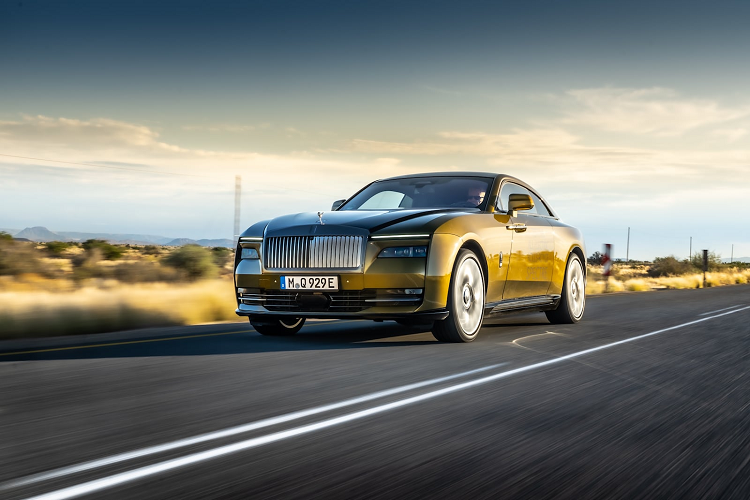 Rolls-Royce Spectre 2024 có kích thước 5.453 x 2.080 x 1.559 mm, trục cơ sở dài 3.210 mm. Khối lượng của chiếc xe lên đến 2.975 kg, nặng hơn cả Phantom. Điều này đến từ khối pin đặt ở sàn xe có trọng lượng 700kg và tầm hoạt động 520 km mỗi lần sạc đầy.