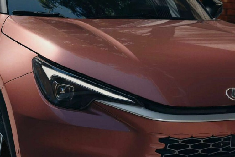 Mới đây, hãng Lexus đã tung ra đoạn video ngắn và những hình ảnh hé lộ thiết kế của tân binh LBX. Theo dự đoán, mẫu xe crossover Lexus LBX 2024 sẽ thuộc phân khúc B và chính là phiên bản hạng sang của Toyota Yaris Cross hiện đang bán tại nhiều thị trường trên toàn cầu như châu Âu, Nhật Bản hay Singapore.