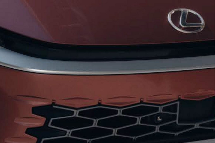 Cụm đèn pha của xe tích hợp dải đèn LED định vị ban ngày hình chữ "L" đặc trưng của thương hiệu Lexus. Ngoài ra, trên đầu xe của Lexus LBX 2024 còn có nẹp mạ crôm nằm vắt ngang, nối giữa 2 đèn pha.