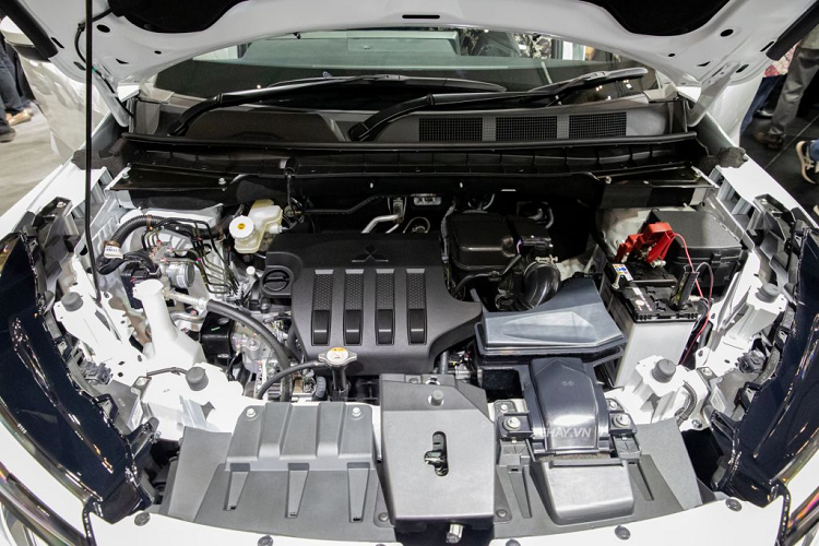 Cung cấp sức mạnh cho XForce là khối động cơ là loại 1.5L MIVEC, 4 xy-lanh, cho công suất 105 mã lực tại 6.000 v/ph và mô-men xoắn 141 Nm tại 4.000 v/ph, kết hợp hộp số tự động vô cấp CVT và hệ dẫn động cầu trước. Công nghệ AYC tương tự trên Xpander Cross giúp xe vào cua vững trãi hơn nhờ việc tự động điều chỉnh thiếu lái, thừa lái. Ngoài ra, xe còn có 4 chế độ lái, gồm đường bình thường, trơn trượt, sỏi đá, đường bùn lầy, tối ưu cho xe vận hành trên các bề mặt tương ứng.