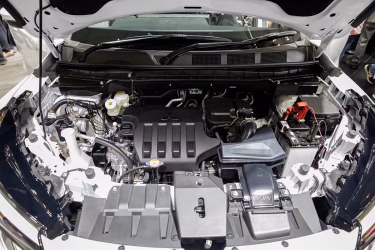 Cung cấp sức mạnh cho XForce là khối động cơ là loại 1.5L MIVEC, 4 xy-lanh, cho công suất 105 mã lực tại 6.000 v/ph và mô-men xoắn 141 Nm tại 4.000 v/ph, kết hợp hộp số tự động vô cấp CVT và hệ dẫn động cầu trước. Công nghệ AYC tương tự trên Xpander Cross giúp xe vào cua vững trãi hơn nhờ việc tự động điều chỉnh thiếu lái, thừa lái. Ngoài ra, xe còn có 4 chế độ lái, gồm đường bình thường, trơn trượt, sỏi đá, đường bùn lầy, tối ưu cho xe vận hành trên các bề mặt tương ứng.