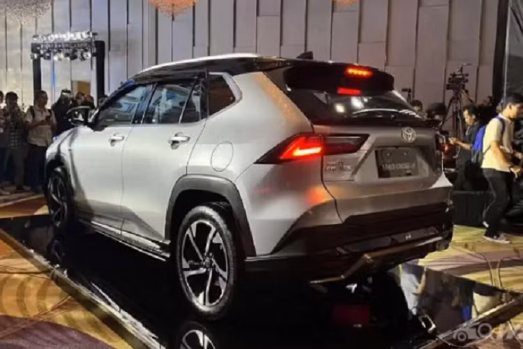 Toyota Yaris Cross 2023 bản 1.5 hybrid tại Việt Nam sẽ có những trang bị cao cấp hơn như: màn hình giải trí trung tâm 10,1 inch, bộ mâm kích thước 18 inch và gói công nghệ an toàn Toyota Safety Sense. Trong khi đó, bản 1.5 G tiêu chuẩn sẽ được trang bị: mâm 17 inch, đèn pha LED, màn hình giải trí 9 inch có kết nối Apple CarPlay/Android Auto không dây và đồng hồ kỹ thuật số 7 inch.