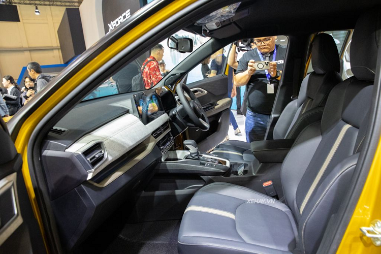 Mẫu SUV Mitsubishi XForce mới này trông hiện đại và khỏe khoắn, nhờ thân xe được tạo khối cơ bắp, kiểu dáng lưới tản nhiệt thể thao, cụm đèn chiếu sáng LED với tạo hình cá tính ở cả đầu và đuôi xe. Về nội thất, xe được trang bị nhiều tiện ích hiện đại như: màn hình thông tin giải trí 12,3 inch và bảng đồng hồ kỹ thuật số 8 inch; hệ thống âm thanh cao cấp của Yamaha, sạc không dây...