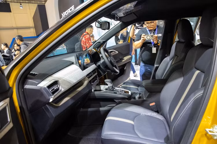 Mẫu SUV Mitsubishi XForce mới này trông hiện đại và khỏe khoắn, nhờ thân xe được tạo khối cơ bắp, kiểu dáng lưới tản nhiệt thể thao, cụm đèn chiếu sáng LED với tạo hình cá tính ở cả đầu và đuôi xe. Về nội thất, xe được trang bị nhiều tiện ích hiện đại như: màn hình thông tin giải trí 12,3 inch và bảng đồng hồ kỹ thuật số 8 inch; hệ thống âm thanh cao cấp của Yamaha, sạc không dây...