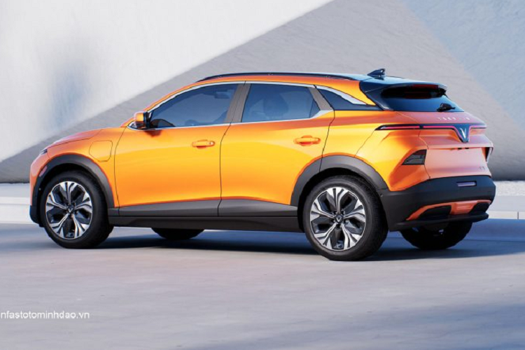 VinFast VF6 được trang bị hệ thống đèn chiếu sáng full LED với bóng chiếu sáng chính có projector đi kèm. Đèn demi LED và đèn sương mù nằm bên dưới, xếp theo chiều dọc và tất cả được bố trí gọn gàng thành một cụm trong hốc gió sườn. Cả đầu và đuôi xe đều có cảm biến khoảng cách hỗ trợ thao tác đỗ xe, trong khi ở phía sau có tới 2 camera.