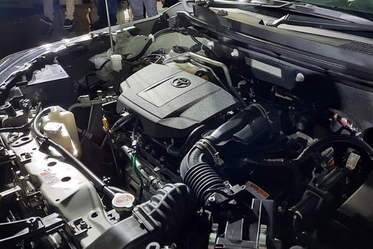 Về hệ truyền động, Toyota Yaris Cross phiên bản G dùng động cơ xăng Dynamic Force có tên mã 2NR-VE với 4 xi-lanh, 1.5L, sản sinh công suất 105 mã lực và mô-men xoắn cực đại 138 Nm. Đi kèm với khối động cơ này là hộp số sàn 5 cấp hoặc hộp số tự động biến thiên vô cấp CVT, hệ dẫn động cầu trước.