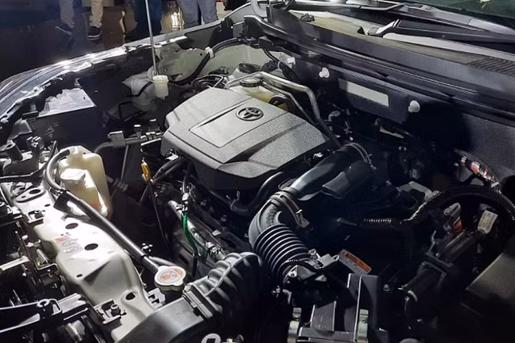 Về hệ truyền động, Toyota Yaris Cross phiên bản G dùng động cơ xăng Dynamic Force có tên mã 2NR-VE với 4 xi-lanh, 1.5L, sản sinh công suất 105 mã lực và mô-men xoắn cực đại 138 Nm. Đi kèm với khối động cơ này là hộp số sàn 5 cấp hoặc hộp số tự động biến thiên vô cấp CVT, hệ dẫn động cầu trước.