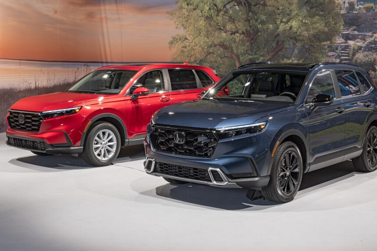 Tại Việt Nam, hãng xe Nhật Bản vẫn chưa xác nhận thời điểm chính thức ra mắt Honda CR-V thế hệ 6 hoàn toàn mới. Hiện tại, Honda CR-V vẫn đang bán ra với 3 phiên bản cùng giá bán dao động từ 998 triệu – 1,118 tỷ đồng.