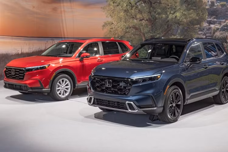 Tại Việt Nam, hãng xe Nhật Bản vẫn chưa xác nhận thời điểm chính thức ra mắt Honda CR-V thế hệ 6 hoàn toàn mới. Hiện tại, Honda CR-V vẫn đang bán ra với 3 phiên bản cùng giá bán dao động từ 998 triệu – 1,118 tỷ đồng.