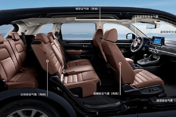 Mẫu xe SUV Honda CR-V 2023 cũng có kích thước tổng thể DxRxC của lần lượt là 4.694 x 1.864 x 1.692 (mm). Chiều dài cơ sở là 2.700 mm. Kích thước này tương đồng với phiên bản tại Mỹ dù có thêm hàng ghế thứ 3. Ngoài ra, so với thế hệ 5, Honda CR-V mới dài hơn 84 mm, rộng hơn 9 mm, cao hơn 3 mm, đồng thời chiều dài cơ sở cũng tăng thêm 38 mm.