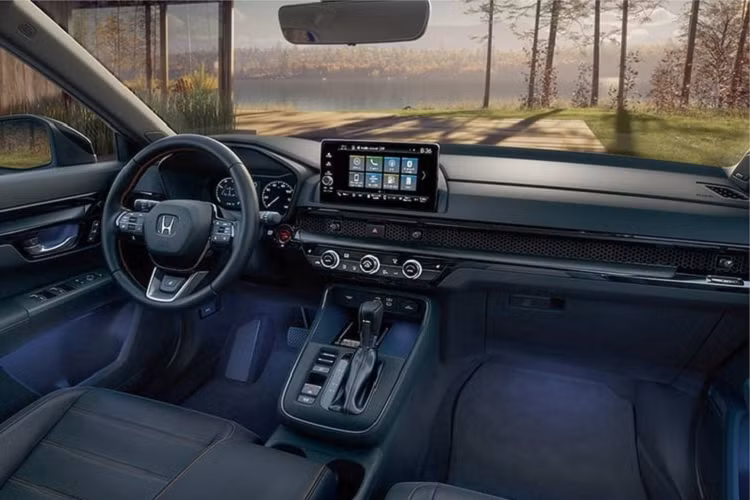 Honda CR-V 2023 sẽ trang bị hệ thống treo trước kiểu MacPherson, trong khi hệ thống treo sau là loại liên kết đa điểm. Phiên bản cao cấp sẽ trang bị la-zăng hợp kim 19 inch đi kèm thông số lốp 235/55R19 và 4 chế độ lái: ECON, Normal, Sport, SNOW