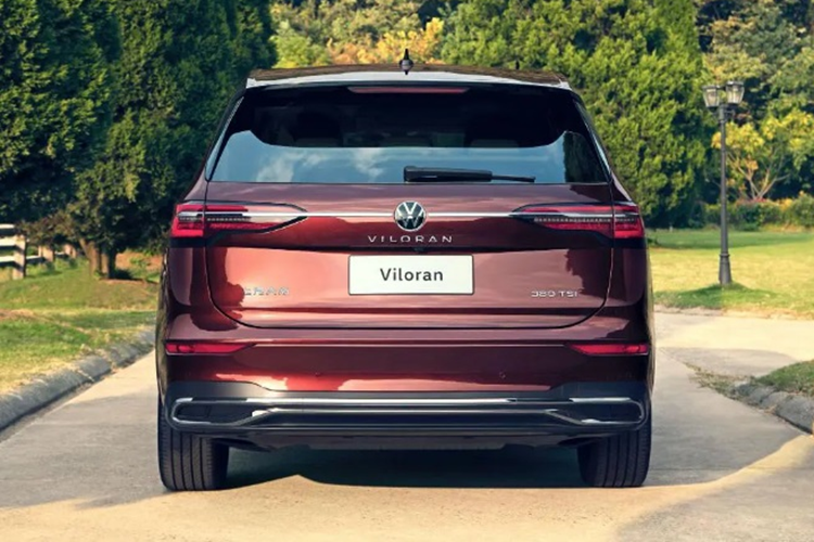Về trang bị an toàn, xe sở hữu hàng loạt tính năng hỗ trợ lái như: hỗ trợ phanh chủ động, ga tự động thích ứng hay cảnh báo lệch làn đường... Hiện chưa rõ giá xe Volkswagen Viloran 2023 tại Việt Nam. Tại thị trường tỷ dân, mẫu minivan này có mức giá khá cao, khoảng 290.000 NDT (gần 1 tỷ đồng) cho phiên bản tiêu chuẩn.