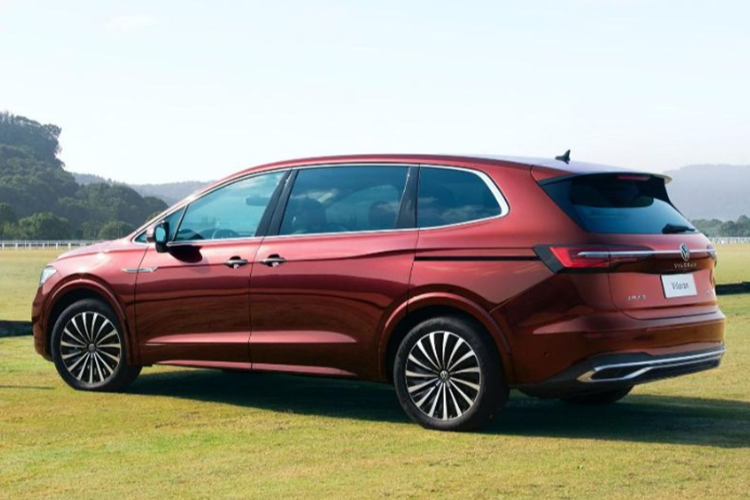 Đuôi xe có cụm đèn hậu LED thanh mảnh, được kết nối với nhau bằng thanh crom. Mặc dù là phân khúc MPV nhưng Viloran không kém phần thể thao khi được trang bị ống xả kép giả đối xứng và cánh lướt gió phía trên.