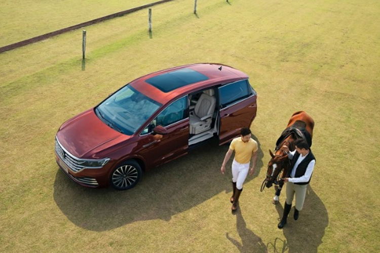 Mẫu xe MPV Volkswagen Viloran được phát triển trên nền tảng khung gầm MQB trứ danh với kích thước DxRxC lần lượt là 5.346 x 1.976 x 1.781 mm, cùng trục cơ sở 3.180 mm. Xe sở hữu thiết kế thanh lịch, có nhiều đường nét khá giống với “người anh em” Touareg.