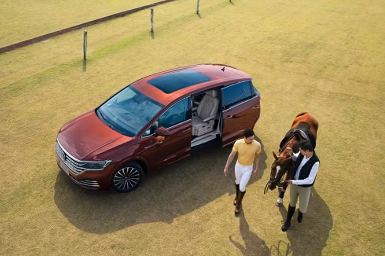 Mẫu xe MPV Volkswagen Viloran được phát triển trên nền tảng khung gầm MQB trứ danh với kích thước DxRxC lần lượt là 5.346 x 1.976 x 1.781 mm, cùng trục cơ sở 3.180 mm. Xe sở hữu thiết kế thanh lịch, có nhiều đường nét khá giống với “người anh em” Touareg.