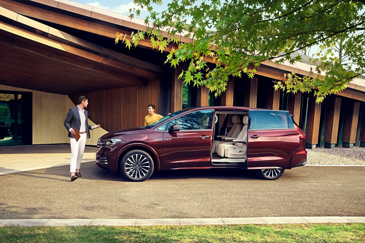 Đầu xe gây ấn tượng với lưới tản nhiệt cỡ lớn rất sang trọng. Thiết kế có phần mở rộng nối liền với cụm đèn LED mang đến khuôn mặt bề thế và mạnh mẽ hơn cho xe. Volkswagen Viloran sở hữu thiết kế 2 cửa bên trượt điện giúp người dùng có thể ra vào một cách thuận tiện và dễ dàng.