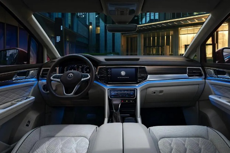 Về nội thất, Viloran 2023 sở hữu khoang cabin rộng rãi, thoải mái với hàng loạt trang bị hiện đại như: Vô lăng 4 chấu thể thao tích hợp nhiều tính năng thông minh, màn hình Digital 10,2 inch, màn hình giải trí cảm ứng cỡ lớn, hệ thống điều hòa được sử dụng bằng cảm ứng, hệ thống loa DYAUDIO nổi tiếng đến từ Đan Mạch…