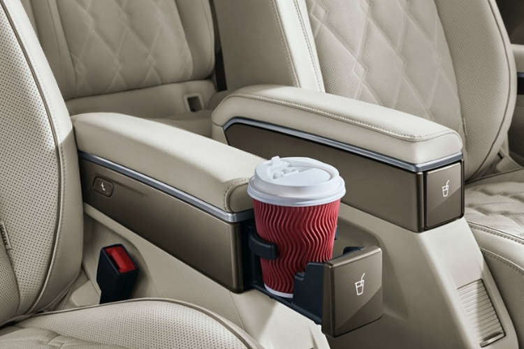 Không gian hàng ghế thứ 3 khá rộng rãi nhưng cũng sẽ không thích hợp để di chuyển đường dài bởi khoảng duỗi chân khá hạn chế. Chưa rõ khi về Việt Nam, xe sẽ được trang bị động cơ nào. Tại thị trường Trung Quốc, Viloran 2023 sở hữu khối động cơ tăng áp 2.0L TSI.