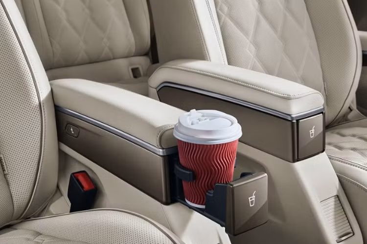 Không gian hàng ghế thứ 3 khá rộng rãi nhưng cũng sẽ không thích hợp để di chuyển đường dài bởi khoảng duỗi chân khá hạn chế. Chưa rõ khi về Việt Nam, xe sẽ được trang bị động cơ nào. Tại thị trường Trung Quốc, Viloran 2023 sở hữu khối động cơ tăng áp 2.0L TSI.