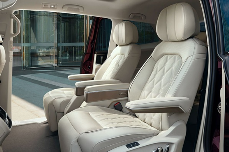 Không chỉ rộng rãi, Viloran còn sở hữu không gian thoáng đãng nhờ có hệ thống cửa sổ trời toàn cảnh panorama kéo dài tới hết hàng ghế thứ 2. Hàng ghế thứ 2 của xe được thiết kế theo tiêu chuẩn hạng thương gia, mỗi ghế đều có tựa tay riêng biệt, có bệ đỡ chân cỡ lớn, đi cùng các tính năng chỉnh điện đa hướng, thông gió, sưởi ấm và massage.