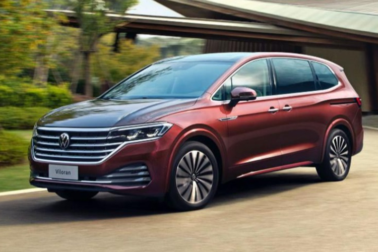 Mẫu xe này chính là Volkswagen Viloran 2023 mới, sẽ "thế chỗ" Sharan đã ngừng bán tại Việt Nam. Dự kiến, xe sẽ là đối thủ cạnh tranh trực tiếp với Hyundai Custin và Kia Carnival khi về nước.