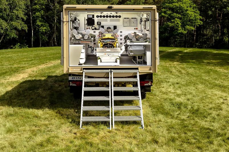 Với khoảng sáng gầm cao, hệ dẫn động 4 bánh toàn thời gian và bộ lốp off-road cỡ "khủng", Unimog trở thành mẫu xe lý tưởng cho nhiệm vụ chữa cháy tại những khu vực mà các xe cứu hỏa thông thường khó có thể tiếp cận.