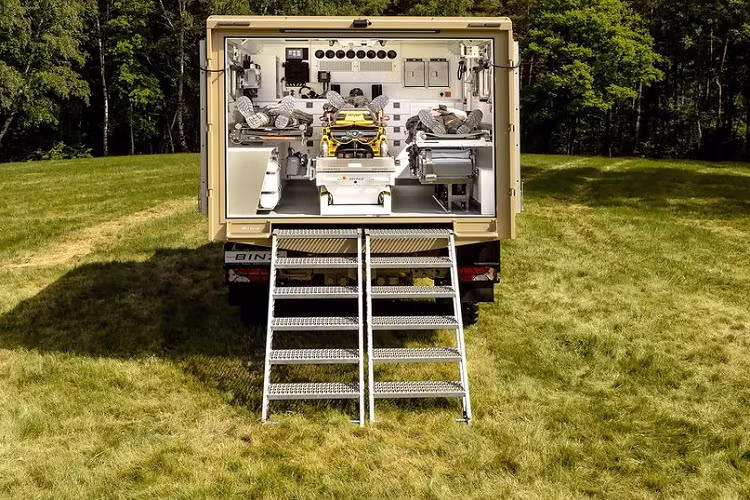 Với khoảng sáng gầm cao, hệ dẫn động 4 bánh toàn thời gian và bộ lốp off-road cỡ "khủng", Unimog trở thành mẫu xe lý tưởng cho nhiệm vụ chữa cháy tại những khu vực mà các xe cứu hỏa thông thường khó có thể tiếp cận.