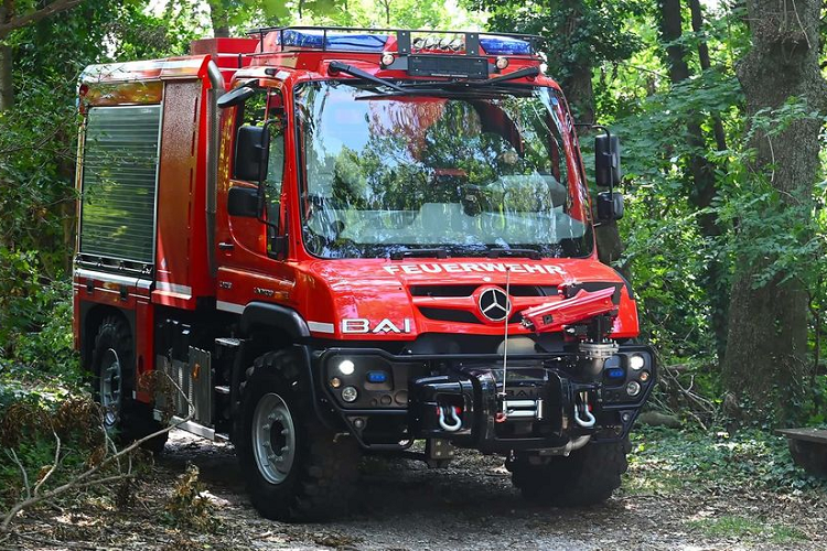 Mới đây, Mercedes-Benz cho biết sẽ mang ít nhất 6 chiếc Unimog đã được tùy chỉnh thành xe cứu hỏa và xe cứu thương đến Welzow, Brandenburg ở Đức để tham dự hội chợ thương mại FIREmobile diễn ra trong tuần này. Được quảng cáo là "hầu như không thể phá hủy", những chiếc xe đặc biệt này được sản xuất để tham gia vào các tình huống giải cứu quy mô lớn.