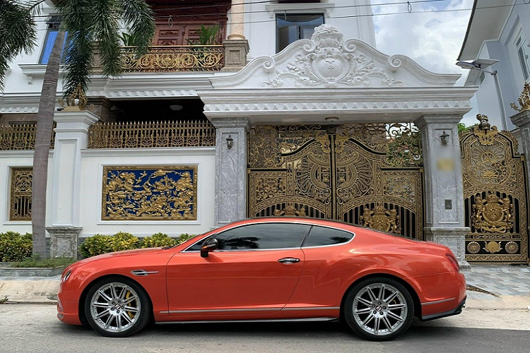 Chẳng hạn 19 năm dành cho tuổi đời của một chiếc xe là rất lớn, đặc biệt đó lại là các dòng xe coupe siêu sang như Bentley Continental GT đời 2004 cũ này thì càng khiến người mua phải suy nghĩ nhiều thứ từ phụ tùng có sẵn trên thị trường hay không, phải tìm garage sửa xe sang, thợ phải giỏi cho đến những yếu tố khác. 