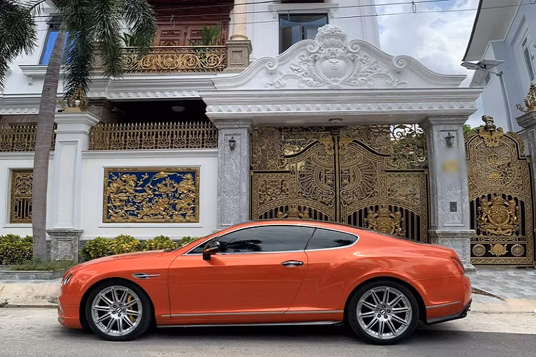 Chẳng hạn 19 năm dành cho tuổi đời của một chiếc xe là rất lớn, đặc biệt đó lại là các dòng xe coupe siêu sang như Bentley Continental GT đời 2004 cũ này thì càng khiến người mua phải suy nghĩ nhiều thứ từ phụ tùng có sẵn trên thị trường hay không, phải tìm garage sửa xe sang, thợ phải giỏi cho đến những yếu tố khác. 