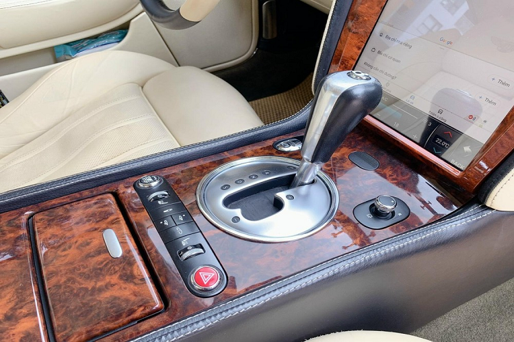 Nếu bạn hỏi vì sao người bán lại kèm câu nói đi xe xịn đừng sợ tốn xăng, khối động cơ W12 (12 xi-lanh xếp hình chữ W), dung tích 6.0 lít, sản sinh công suất tối đa 552 mã lực tại vòng tua máy 6.000 vòng/phút và mô-men xoắn cực đại đạt 650 Nm là câu trả lời hoàn hảo.