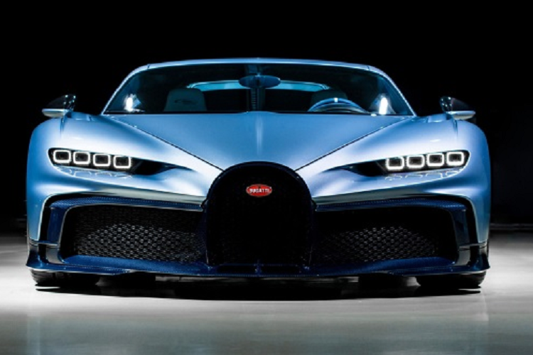 Được lấy cảm hứng từ tượng đài Type 46, siêu xe Bugatti Chiron Profilee được định hướng là một mẫu xe mang khả năng vận hành ấn tượng của Pur Sport nhưng sở hữu thiết kế sang trọng hơn. Chiếc xe hiệu suất cao sở hữu màu sơn thửa xanh Argent Atlantique