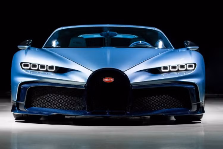 Được lấy cảm hứng từ tượng đài Type 46, siêu xe Bugatti Chiron Profilee được định hướng là một mẫu xe mang khả năng vận hành ấn tượng của Pur Sport nhưng sở hữu thiết kế sang trọng hơn. Chiếc xe hiệu suất cao sở hữu màu sơn thửa xanh Argent Atlantique