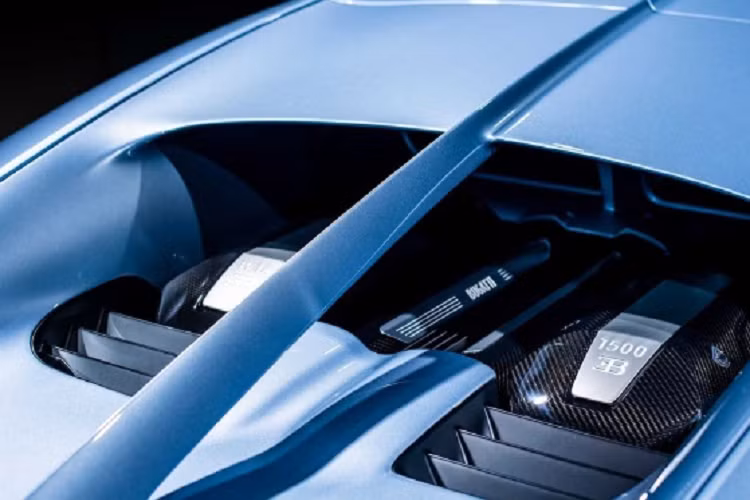 Bộ mâm của chiếc xe độc nhất vô nhị này được sơn màu xanh Le Patron, tương đồng với phần viền thân dưới bằng sợi carbon.