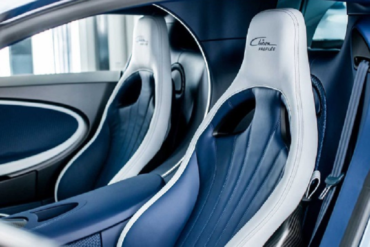 Bên cạnh đó, xe cũng được trang bị nhiều chi tiết lạ mắt như da dệt thủ công cầu kỳ ở cụm điều khiển trung tâm, quanh táp-lô, tapi cửa và ốp sau ghế.