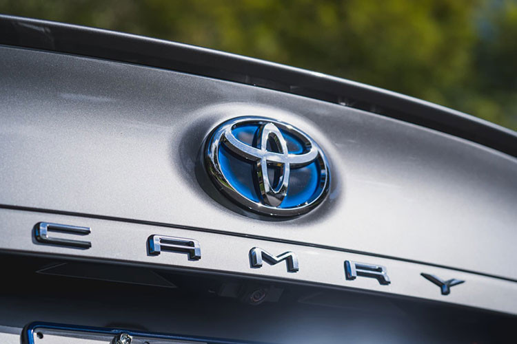 Về mặt thiết kế, mẫu xe sedan Toyota Camry 2024 được cho là sẽ lấy cảm hứng từ những người anh em cùng thương hiệu như Prius và Crown thế hệ mới. Trước đó, những hình ảnh phác họa không chính thức của mẫu xe này cũng đã được tung ra, nổi bật nhất là sản phẩm của Theophilus Chin.