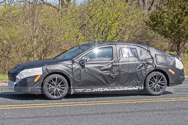 Tin đồn trong làng xe Nhật Bản cũng cho biết, Toyota Camry thế hệ mới sẽ không chuyển thành ô tô thuần điện mà vẫn dùng động cơ xăng cũng như hệ truyền động hybrid với hiệu suất vận hành và khả năng tiết kiệm nhiên liệu đều cải thiện. Ngoài ra, xe có thể còn được bổ sung phiên bản plug-in hybrid tương tự Toyota RAV4 Prime.