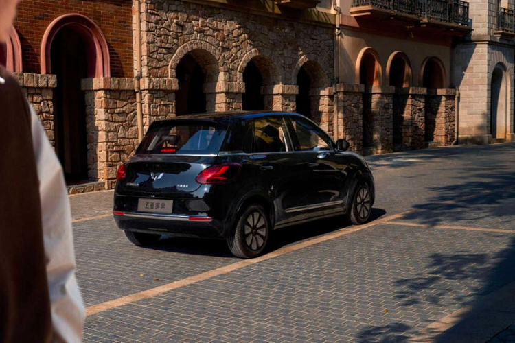 Nhờ đó, xe có quãng đường di chuyển tương ứng là 203 km và 333 km trong khi vận tốc tối đa đạt 100 km/h. Tại thị trường Trung Quốc, giá xe Wuling Bingo cho 7 bản trang bị dao động từ 59.800 - 84.800 Nhân dân tệ (khoảng 197 - 280 triệu đồng), đắt hơn Hongguang Mini EV.