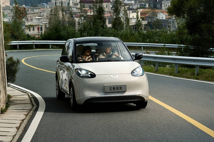 Wuling Bingo là mẫu ôtô điện cỡ nhỏ đã lần đầu tiên trình làng ở thị trường Trung Quốc vào hồi tháng 2 đầu năm nay. Kể từ khi bán ra thị trường, mẫu xe này liên tục ghi nhận doanh số cao, thậm chí còn trở thành "ngôi sao đang lên" của thương hiệu ôtô điện giá rẻ Wuling thuộc liên doanh SAIC-GM-Wuling.