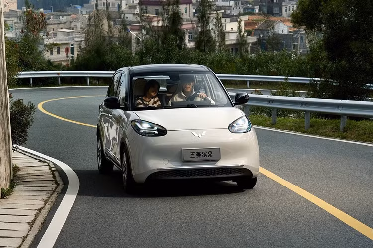 Wuling Bingo là mẫu ôtô điện cỡ nhỏ đã lần đầu tiên trình làng ở thị trường Trung Quốc vào hồi tháng 2 đầu năm nay. Kể từ khi bán ra thị trường, mẫu xe này liên tục ghi nhận doanh số cao, thậm chí còn trở thành "ngôi sao đang lên" của thương hiệu ôtô điện giá rẻ Wuling thuộc liên doanh SAIC-GM-Wuling.