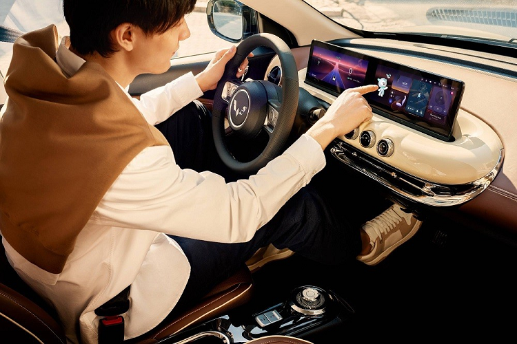 Nhờ kích thước lớn hơn nên Wuling Bingo có thiết kế đẹp mắt hơn và nội thất rộng rãi hơn. Khác với Wuling Hongguang Mini EV vốn được thiết kế theo phong cách xe kei car của Nhật Bản, Bingo sở hữu ngoại hình có nhiều đường nét bo tròn, mang hơi hướng cổ điển. Thiết kế ngoại thất của Wuling Bingo bị nhận xét là lấy cảm hứng từ xe sang Porsche.