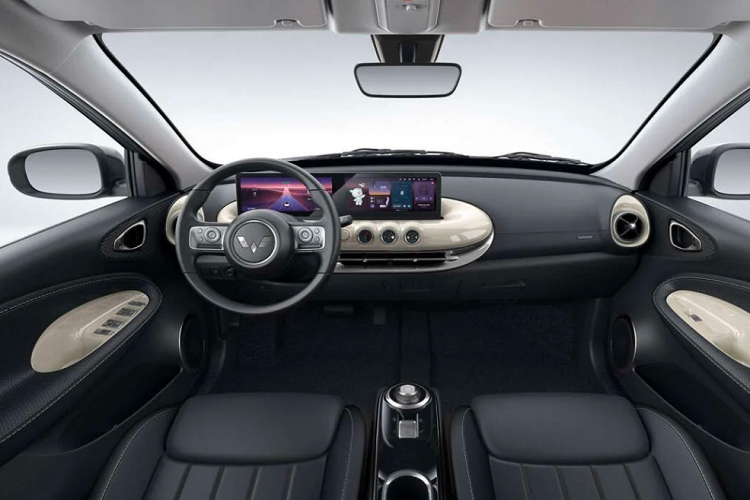 Bên cạnh thiết kế khá mượt mà, Wuling Bingo còn được trang bị đèn pha và đèn hậu LED hình giọt nước cũng như đèn LED định vị ban ngày hình chữ "C". Trong khi đó, cản trước của xe đi kèm hốc gió trung tâm kéo dài và có thêm nẹp màu bạc làm điểm "nhấn nhá". Trên cản sau cũng có nẹp màu bạc tương tự nhưng tích hợp thêm 2 đèn phản quang. Đáng tiếc là mẫu xe này chỉ dùng vành thép với ốp mâm màu bạc.