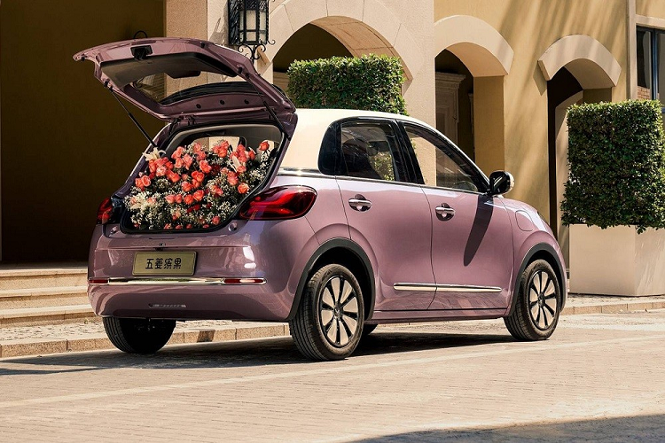 So với Hongguang Mini EV, Wuling Bingo có kích thước lớn hơn, bao gồm chiều dài 3.950 mm, chiều rộng 1.708 mm, chiều cao 1.580 mm và chiều dài cơ sở 2.560 mm. Với kích thước này, xe được định vị trong phân khúc hatchback hạng B thay vì ô tô điện đô thị cỡ nhỏ như Wuling Hongguang Mini EV.