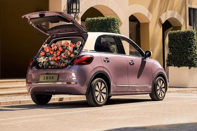 So với Hongguang Mini EV, Wuling Bingo có kích thước lớn hơn, bao gồm chiều dài 3.950 mm, chiều rộng 1.708 mm, chiều cao 1.580 mm và chiều dài cơ sở 2.560 mm. Với kích thước này, xe được định vị trong phân khúc hatchback hạng B thay vì ô tô điện đô thị cỡ nhỏ như Wuling Hongguang Mini EV.