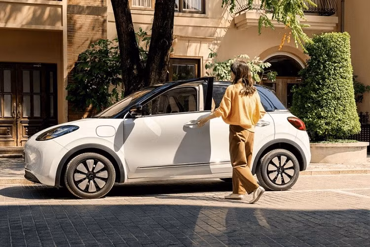 Bingo hiện chưa phải là mẫu xe điện bán chạy nhất của thương hiệu Wuling. Danh hiệu này vẫn thuộc về Wuling Hongguang Mini EV với doanh số lũy kế trong 6 tháng đầu năm nay đạt 122.037 xe, đứng thứ 8 trên toàn thị trường Trung Quốc. Tuy nhiên, với phong độ ổn định như trên, Bingo rất có thể sẽ sớm "soán ngôi" người anh em của mình.